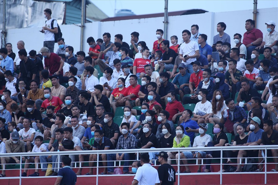 Khán giả liên tục đến sân theo dõi trận đấu thứ 2 của Hoàng Anh Gia Lai tại AFC Champions League 2022. Ảnh: Thanh Vũ