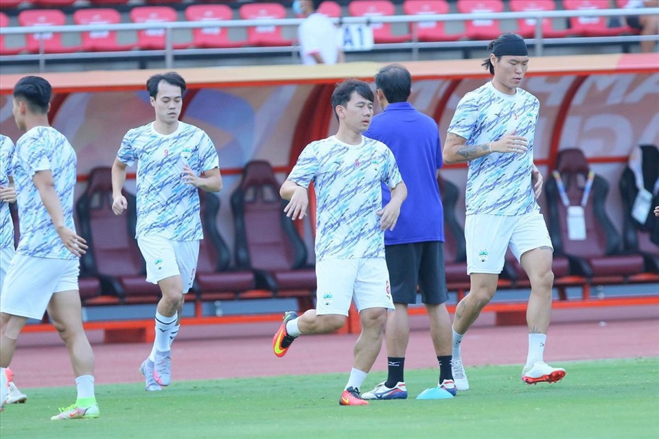 Các cầu thủ Hoàng Anh Gia Lai khởi động trước trận. Ảnh: Thanh Vũ
