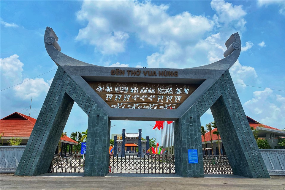 Đền thờ Vua Hùng và quay xe là những điểm tham quan thu hút đông đảo khách du lịch tới từ khắp nơi trong nước và quốc tế. Xem hình ảnh để hiểu thêm về lịch sử và truyền thống của dân tộc Việt Nam.