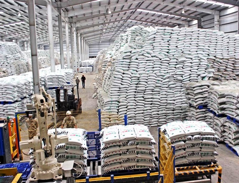 Giá phân bón liên tiếp tăng đang ảnh hưởng đến sản xuất lúa gạo, rau màu. Ảnh: TL