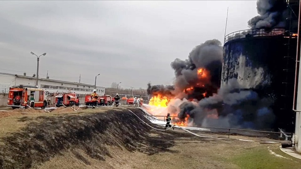 Lực lượng cứu hỏa dập lửa tại kho dầu ở Belgorod. Ảnh: Bộ Tình trạng Khẩn cấp Nga