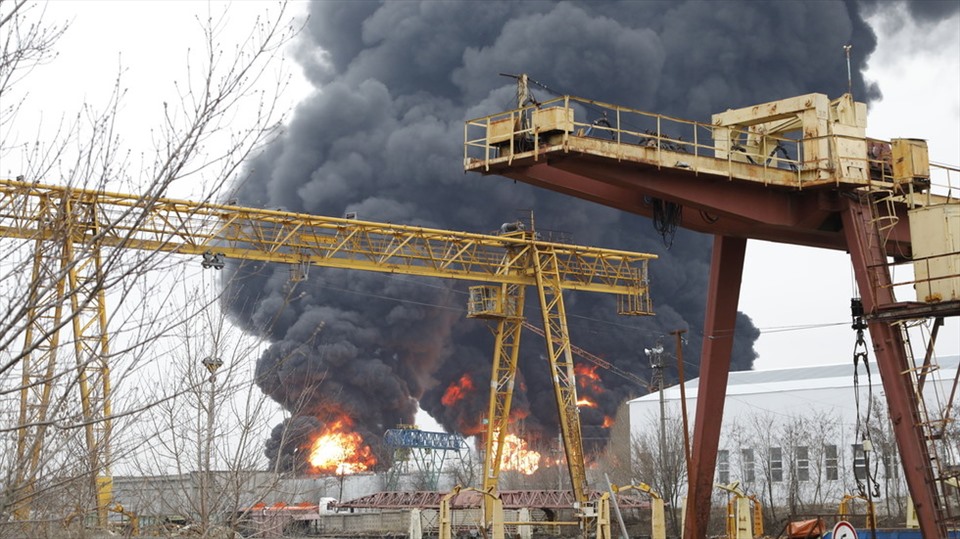 Kho dầu của Nga ở Belgorod bị tấn công vào rạng sáng ngày 1.4.2022. Ảnh: AFP