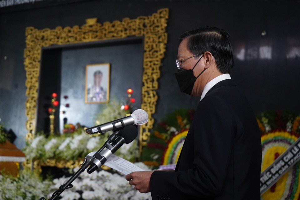 Ông Phan Văn Mãi - chủ tịch UBND TP.HCM - đọc điếu văn tại lễ truy điệu ông Lê Hòa Bình