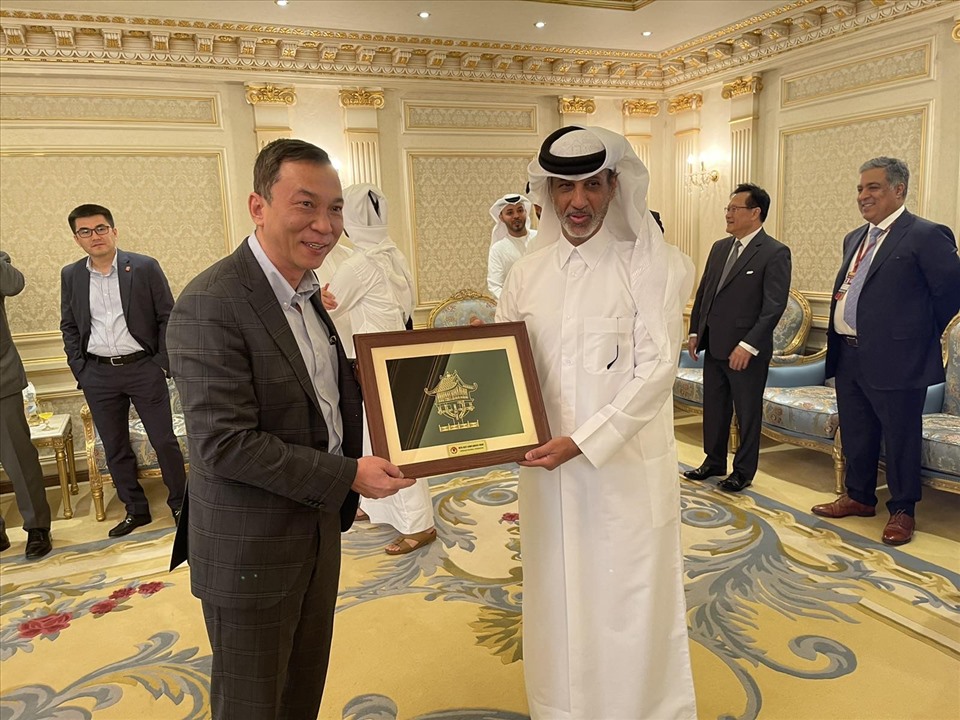 Quyền Chủ tịch VFF Trần Quốc Tuấn tặng quà Chủ tịch Liên đoàn bóng đá Qatar. Ảnh: VFF
