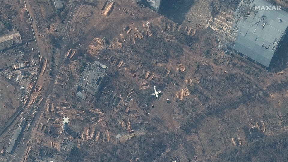 Ảnh vệ tinh ngày 31.3 cho thấy chỉ còn lại những gờ đất tại sân bay Antonov. Ảnh: Maxar.