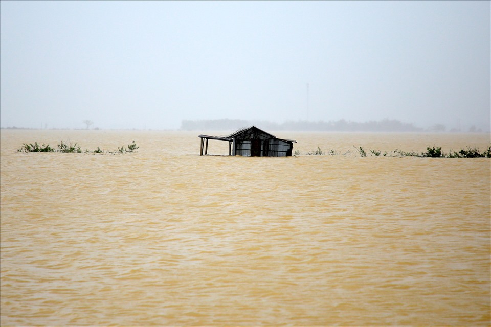 Mưa lớn từ ngày 31.3 đến 1.4, khiến nước trên các con sông lớn tại tỉnh Quảng Trị dâng cao. Trong ngày 2.4, mưa giảm, nhưng nước trên các cánh đồng tại huyện Hải Lăng vẫn ngập sâu.