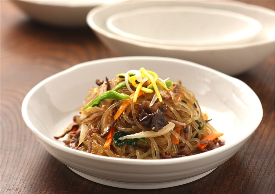 Miến trộn Hàn Quốc là một món ăn không còn xa lạ với những người đam mê ẩm thực xứ sở kim chi. Ảnh: straightupeats.