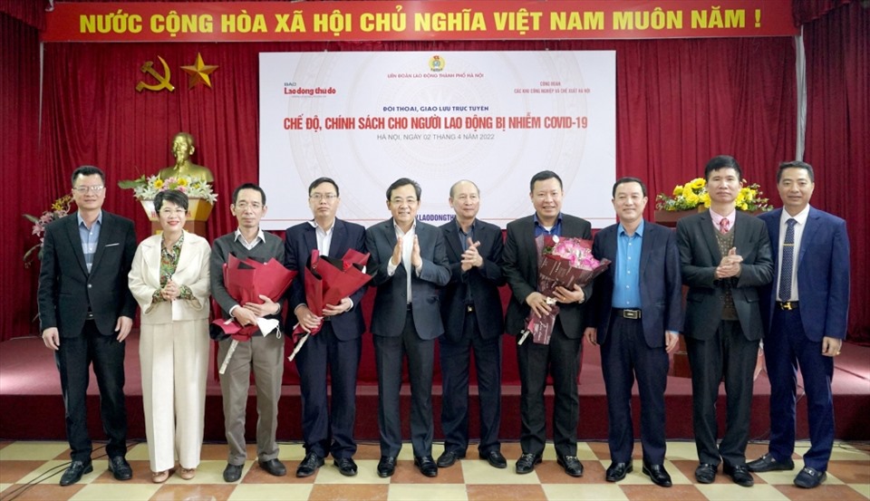 Đại diện LĐLĐ TP.Hà Nội và Ban tổ chức buổi giải lưu tặng hoa cho các chuyên gia tham gia giải đáp thắc mắc của công nhân khu công nghiệp Hà Nội. Ảnh: Hà Anh