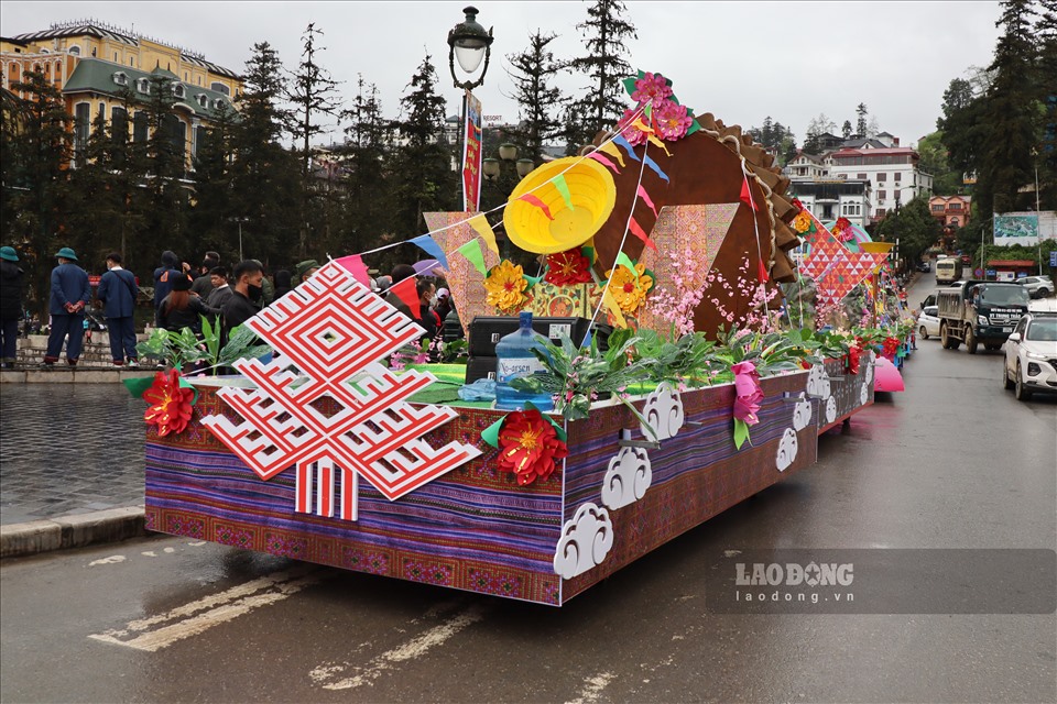 6 xe mô hình trong chương trình Canaval đường phố được trang trí độc đáo, mang tính hình tượng và biểu trưng nhất của từng dân tộc (như khèn, gùi của người Mông, thổ cẩm hoa của người Xa phó, trống khèn người Dao đỏ...)