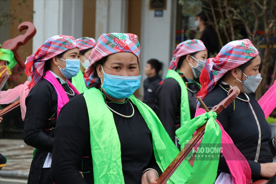 Carnaval đường phố dựa trên những giá trị lịch sử, văn hóa của tín ngưỡng thờ Mẫu và chất liệu dân gian dân tộc độc đáo của 6 dân tộc trên địa bàn huyện Sa Pa: Mông, Dao, Tày, Dáy, Kinh và Xã Phó.