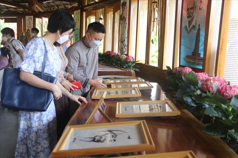 Tranh thư họa chân dung được họa sĩ Lê Vũ và các cộng sự phát triển trên nền móng tranh thư họa trong thời gian dịch bệnh COVID-19 được đông đảo người dân và du khách đón nhận. Ảnh: Phương Linh