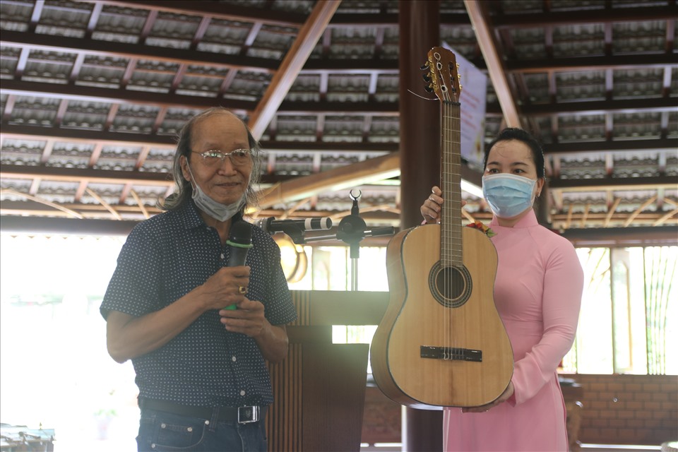 Đàn guitar thùng đầu tiên được nghệ nhân chế tác guitar Lưu Hoàng Quí thực hiện thủ công  tại làng nghề Trường Sơn với nguyên liệu là gỗ Teak và gỗ gõ đỏ. Ảnh: Phương Linh