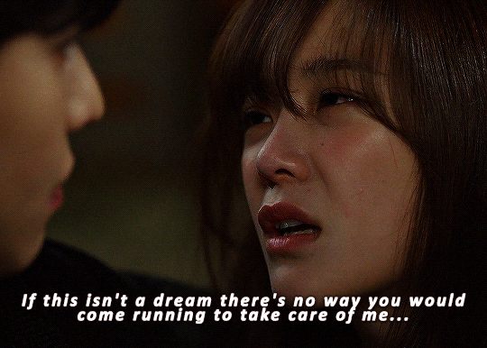 Những lời nói trong lúc say của Ha Ri đã giúp Kang Tae Moo nhìn nhận lại cảm xúc bản thân. GIF