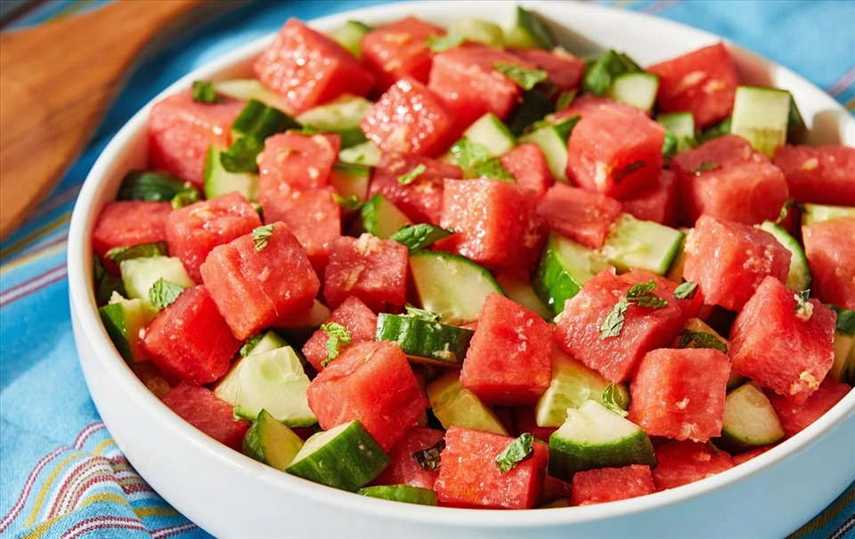 Dưa hấu có thể chế biến thành nhiều món ăn như salad có thể giúp giải nhiệt, bổ sung dưỡng chất. Ảnh: Xinhua