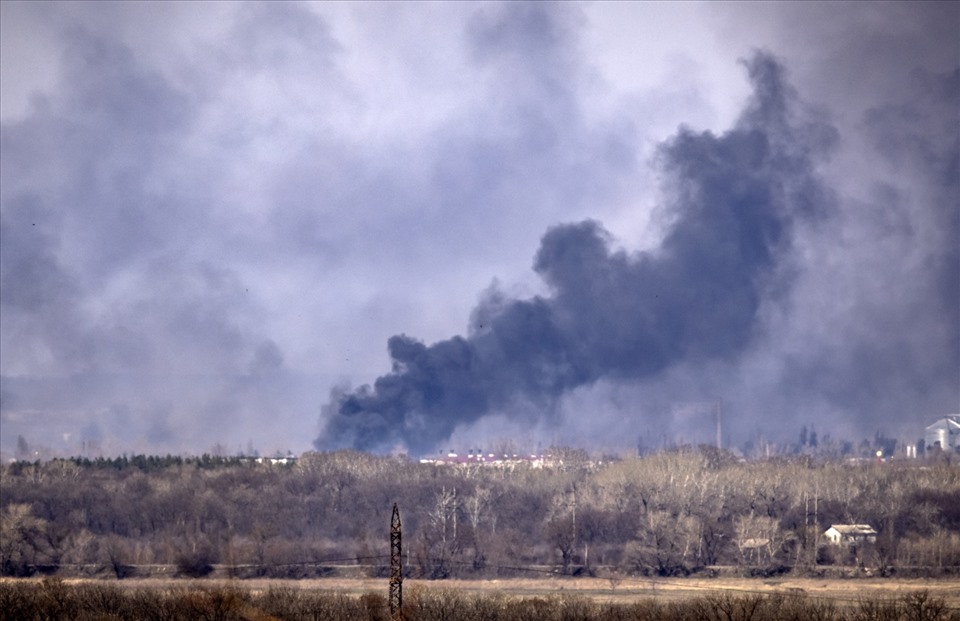 Khói bốc lên bao trùm thị trấn Rubizhne, vùng Donbass, ngày 7.4.2022. Ảnh: AFP