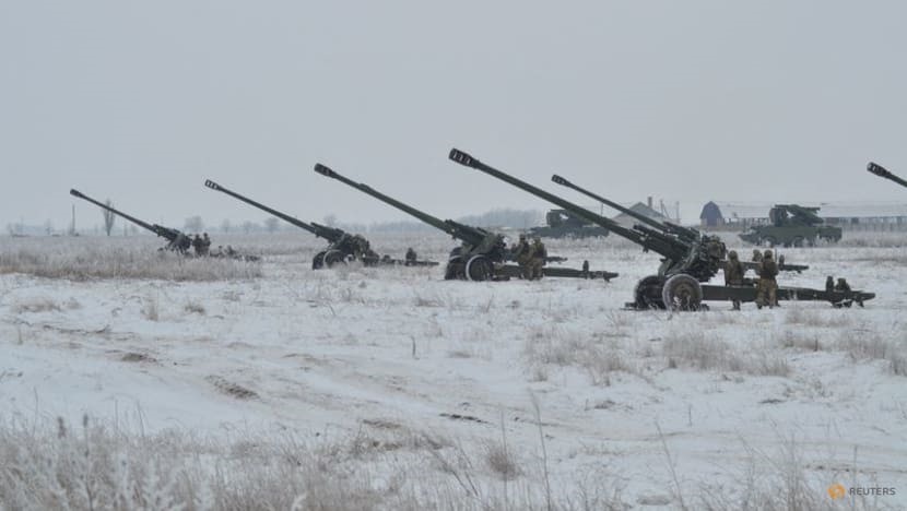 Ukrainian servicemen operate 2A65 Msta-B artillery pieces during artillery and air defense exercises in Kherson, Ukraine, in this January 28, 2022 photo.  Photo: Reuters
