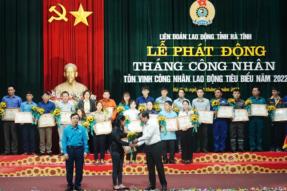 Bí thư tỉnh ủy Hà Tĩnh và Chủ tịch LĐLĐ Hà Tĩnh trao bằng khen và tăng hoa cho công nhân lao động tiêu biểu. Ảnh: TT.