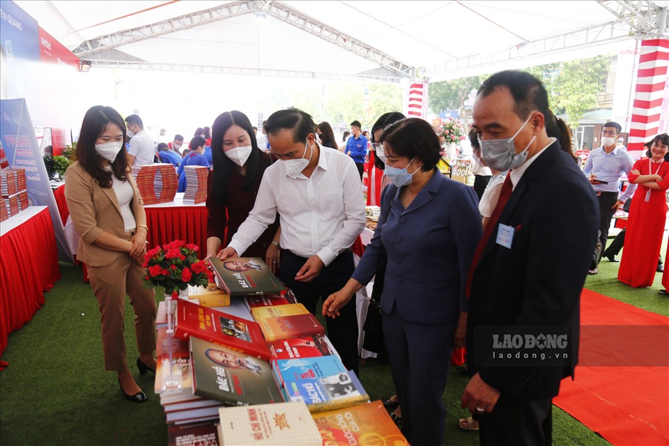Lãnh đạo tỉnh Tuyên Quang thăm các gian trưng bày sách.