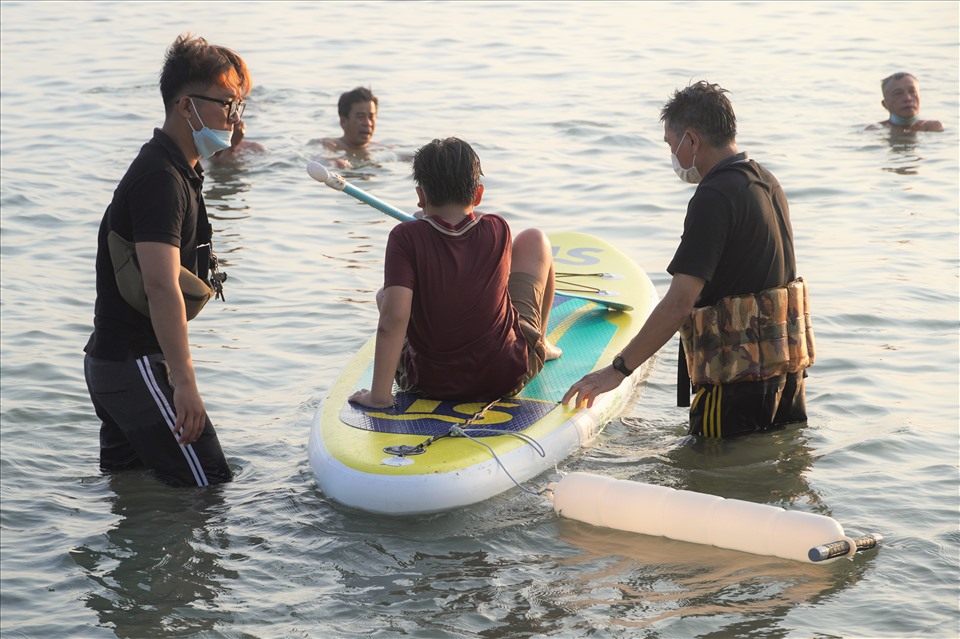 Một số bạn trẻ trải nghiệm trò chơi chèo thuyền với những bộ ván Sup. Đây là trò chơi mới thịnh hành ở Bãi Trước gần đây. Ảnh: T.A