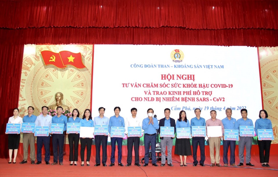 Công đoàn TKV trao kinh phí hỗ trợ người lao động bị nhiễm COVID-19.