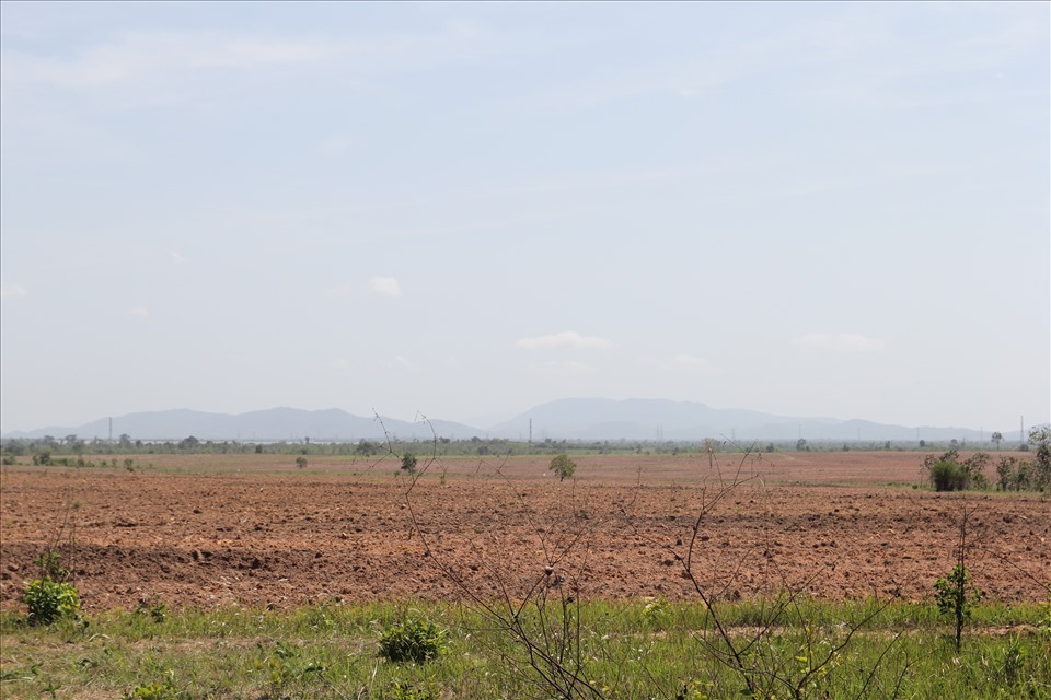 Nhiều diện tích đất nông nghiệp ở xã Ia Rvê “bỏ hoang“, người dân chờ khi mùa mưa tới thì mới có thể gieo trồng các loại cây trồng. Ảnh: Phan Tuấn