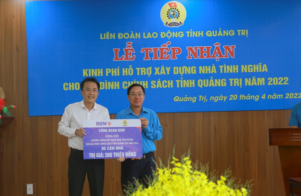 Lãnh đạo LĐLĐ tỉnh Quảng Trị tiếp nhận 500 triệu đồng của Ngân hàng BIDV chi nhánh Quảng Trị để xây dựng 5 căn nhà tình nghĩa. Ảnh: Hưng Thơ.