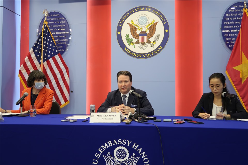 Đại sứ Mỹ Marc Knapper (giữa) trong buổi họp báo chiều 20.4. Ảnh: Ngọc Vân
