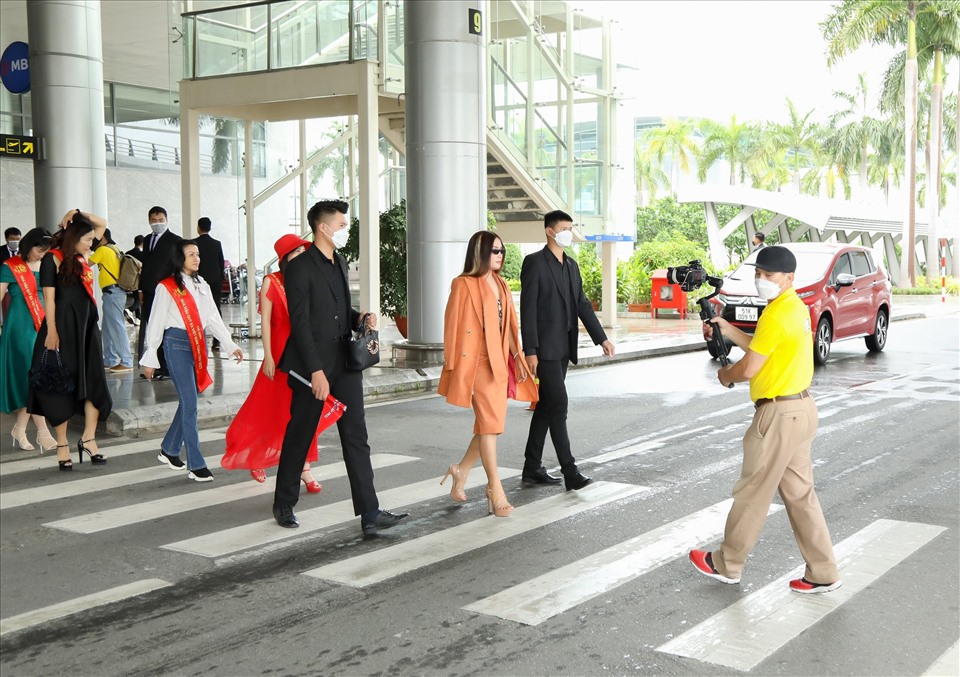 Thạc sĩ, nhà báo Đặng Gia Bena xuất hiện với phong cách đầy ấn tượng tại sân bay Đà Nẵng.