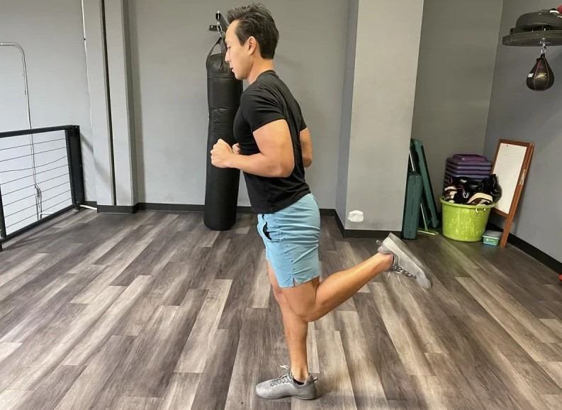 2. Butt kicks là bài tập giúp tăng cường các đùi trước và đùi sau. Nhiều vận động viên sử dụng nó như một phần của thói quen khởi động. Bài tập này có thể giúp cải thiện tốc độ, định hình mông và làm thon chân bạn.