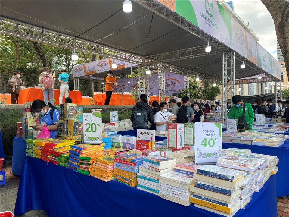 Đây là cơ hội để bạn đọc có thể sở hữu những cuốn sách với giá ưu đãi. Ảnh: Linh Chi