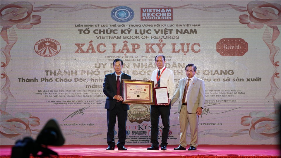 Tổ chức kỷ lục Việt Nam (VietKings) đã trao bằng và huy hiệu xác nhận kỷ lục “TP Châu Đốc, tỉnh An Giang - địa phương có nhiều cơ sở sản xuất mắm Nam Bộ nhất tại Việt Nam“. Ảnh: Tạ Quang