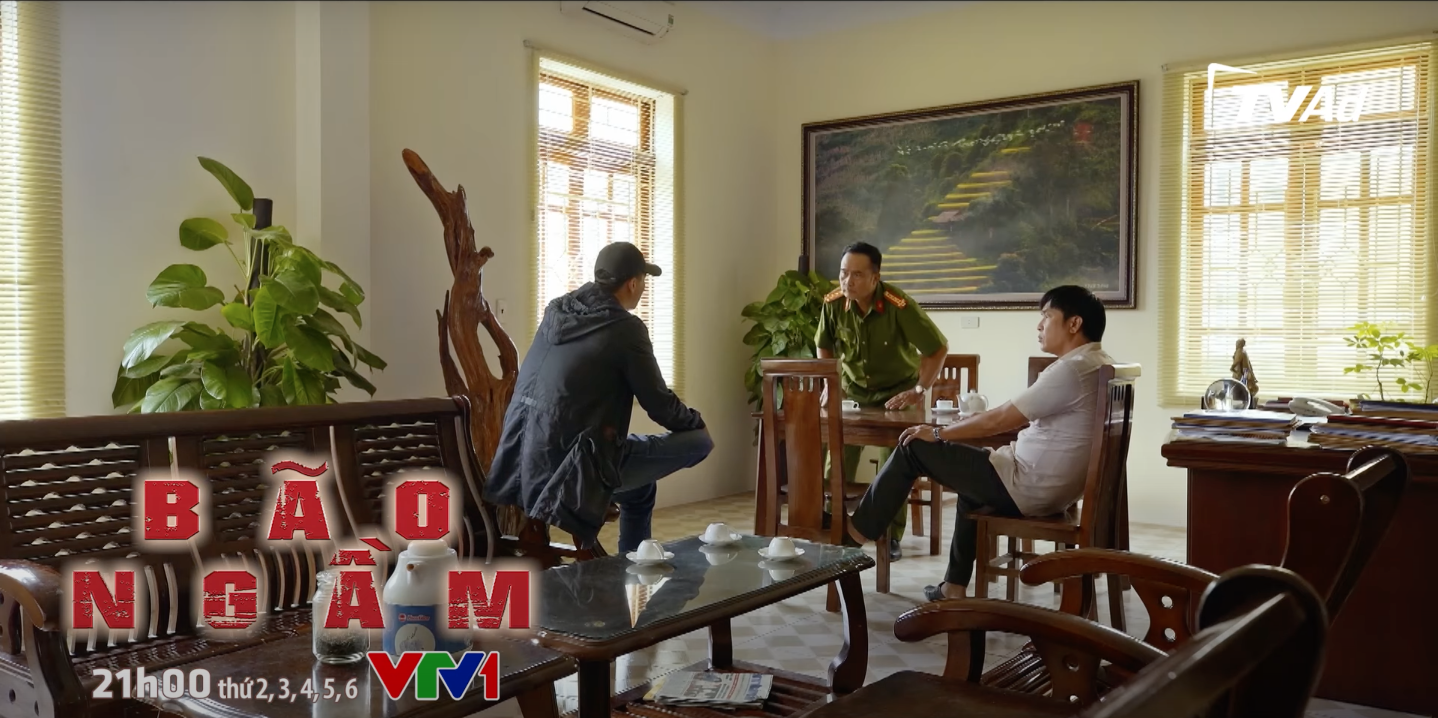 Đại tá Hà, Thiếu tá Thắng và Hải Triều có cuộc họp bàn về vụ Toàn “khỉ đốm“. Ảnh: CMH