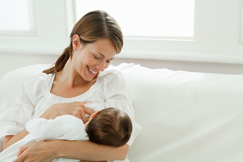 Nuôi con bằng sữa mẹ: 5 nguyên tắc vàng mẹ nào cũng nên biết