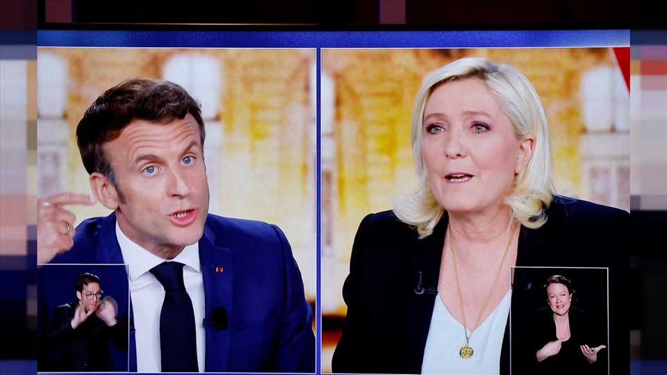 Hai ứng viên tổng thống Pháp Emmanuel Macron và Marine Le Pen tranh luận trên truyền hình ngày 20.4. Ảnh: AFP