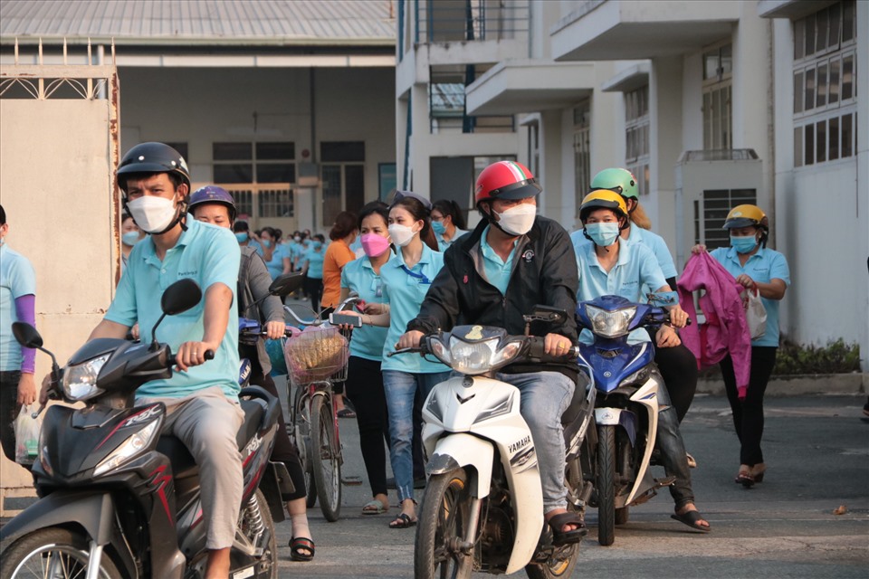 Người lao động ở trọ Tây Ninh đang mong chờ sớm được nhận hỗ trợ từ chính sách mới của Chính Phủ.Ảnh: Đình Trọng