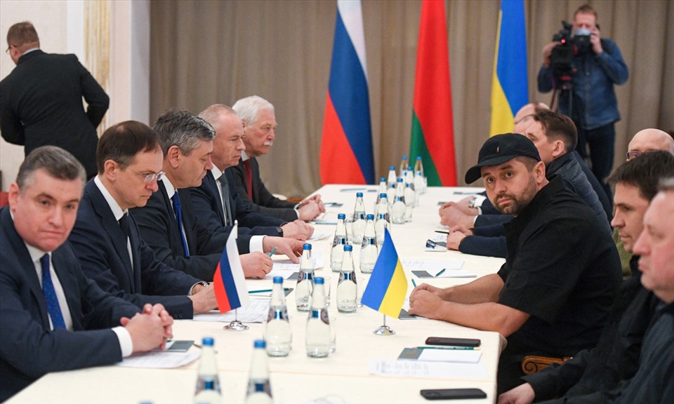 Phái đoàn Nga (trái) và Ukrainea đàm phán tại Belarus ngày 1.3.2022. Ảnh: TASS
