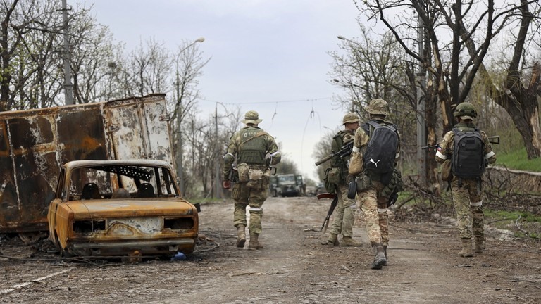 Phương tiện bị hư hỏng trong một cuộc giao tranh dữ dội ở khu vực do lực lượng ly khai và quân đội Nga kiểm soát ở Mariupol, Ukraina, ngày 19.4.2022. Ảnh: AP