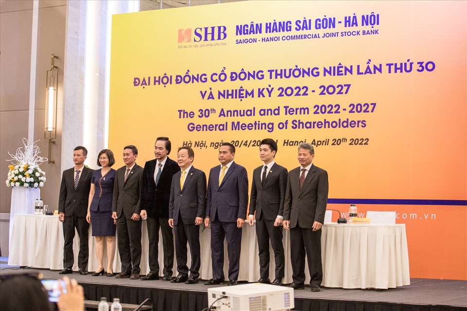 Hội đồng quản trị và Ban Kiểm soát Ngân hàng SHB nhiệm kỳ 2022 – 2027 ra mắt Đại hội đồng cổ đông.