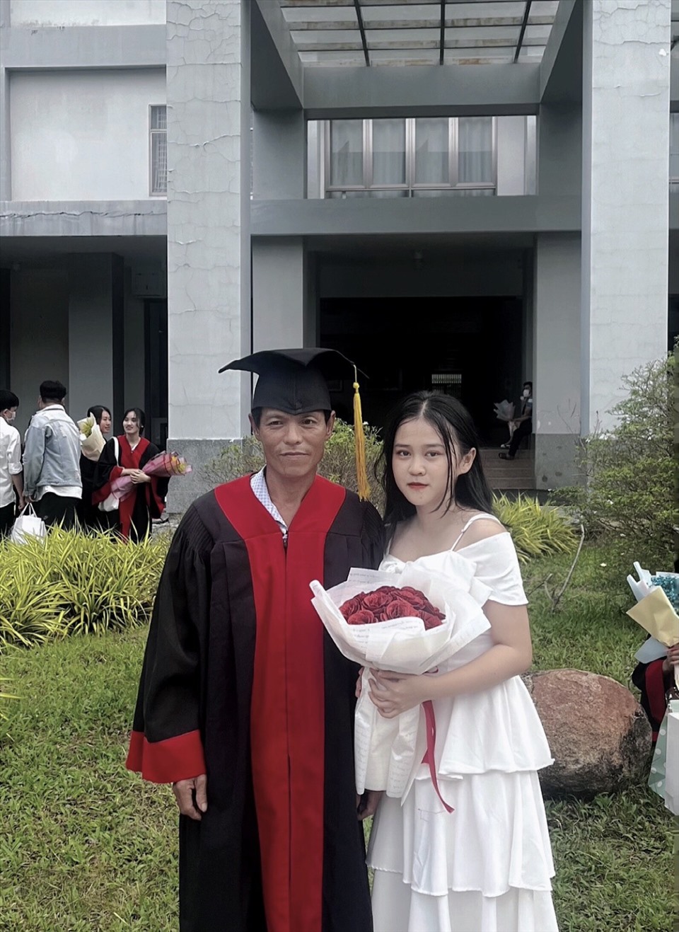 Hình ảnh Kim Thy khoác lễ phục cho cha bất ngờ gây sốt trên mạng xã hội (Ảnh: NVCC)