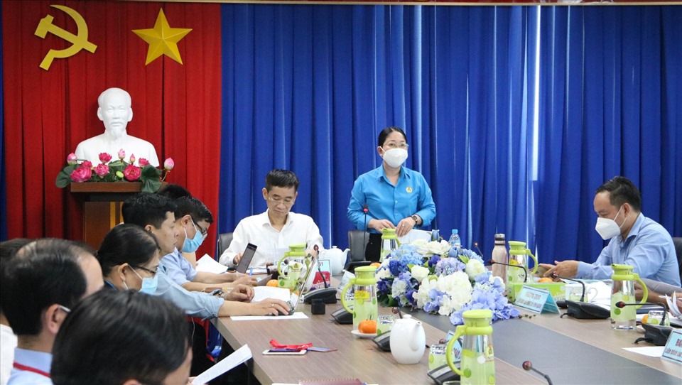 Bà Nguyễn Kim Loan - Chủ tịch LĐLĐ Bình Dương nêu kiến nghị trong buổi làm việc.