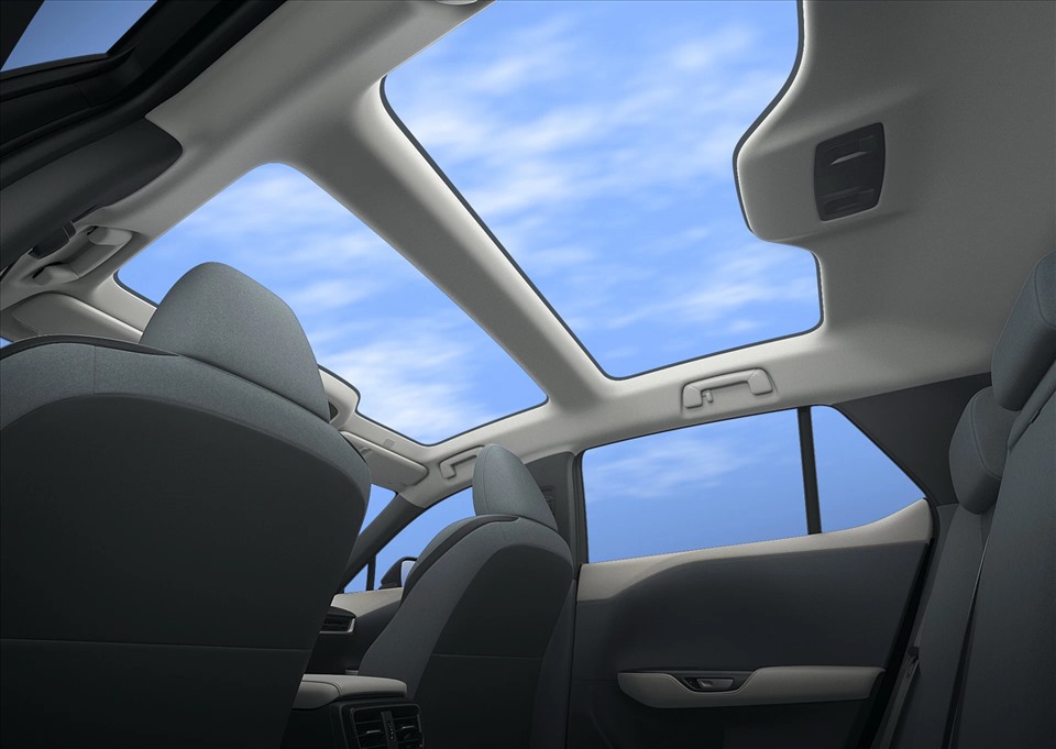 Cửa sổ trời toàn cảnh của RZ 450e. Ảnh: Lexus.