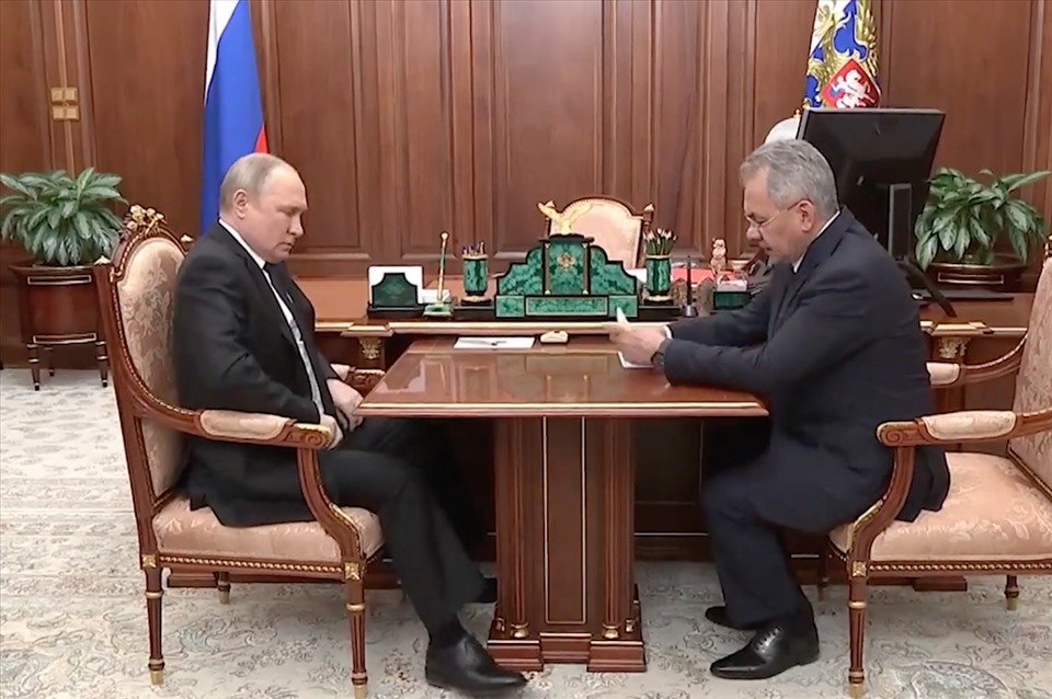 Bộ trưởng Quốc phòng Nga Sergei Shoigu báo cáo với Tổng thống Vladimir Putin về tình hình Mariupol. Ảnh: TASS