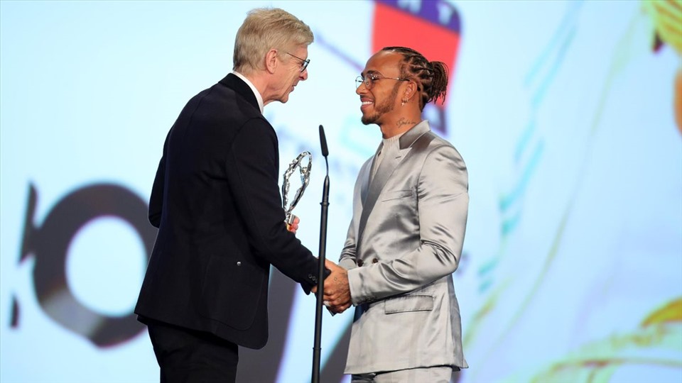 Wenger và Hamilton trong lễ trao giải Laureus. Ảnh: AFP