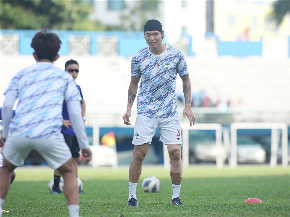 Trung vệ Kim Dong-su trở lại tập luyện sau một ngày ngồi ngoài. Huấn luyện viên Kiatisak cho biết tất cả cầu thủ Hoàng Anh Gia Lai đều sẵn sàng ra sân thi đấu.