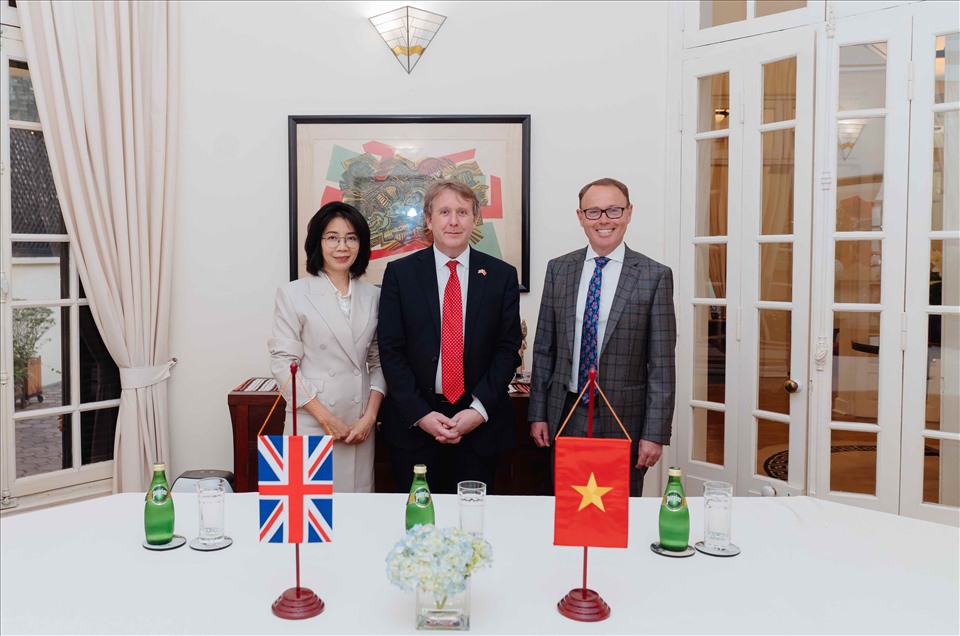 Bà Phan Hà Thủy - đại diện Tập đoàn Vingroup chụp ảnh lưu niệm cùng ngài Marcus Winsley - Phó Đại sứ Liện hiệp Vương Quốc Anh và Bắc Ai-len tại Việt Nam và ông Richard Cairns - Hiệu trưởng Brighton College.