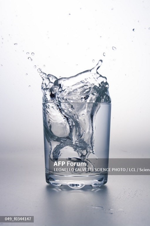 Uống đủ nước hỗ trợ giảm cân hiệu quả. Ảnh: AFP