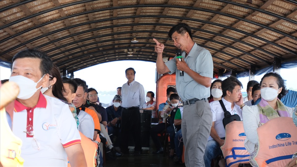 Khách tham dự Ngày hội du lịch tham quan một số khu, điểm du lịch tỉnh Vĩnh Long. Ảnh: Phong Linh
