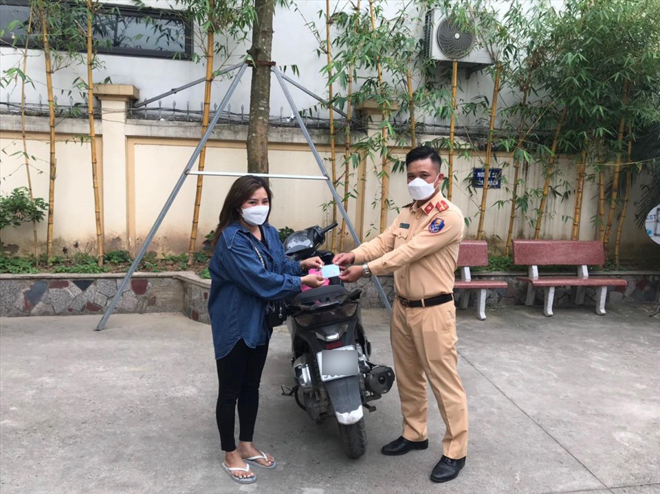 Chị Nguyễn Thị Liên nhận lại xe trước đó bị kẻ gian lấy cắp.