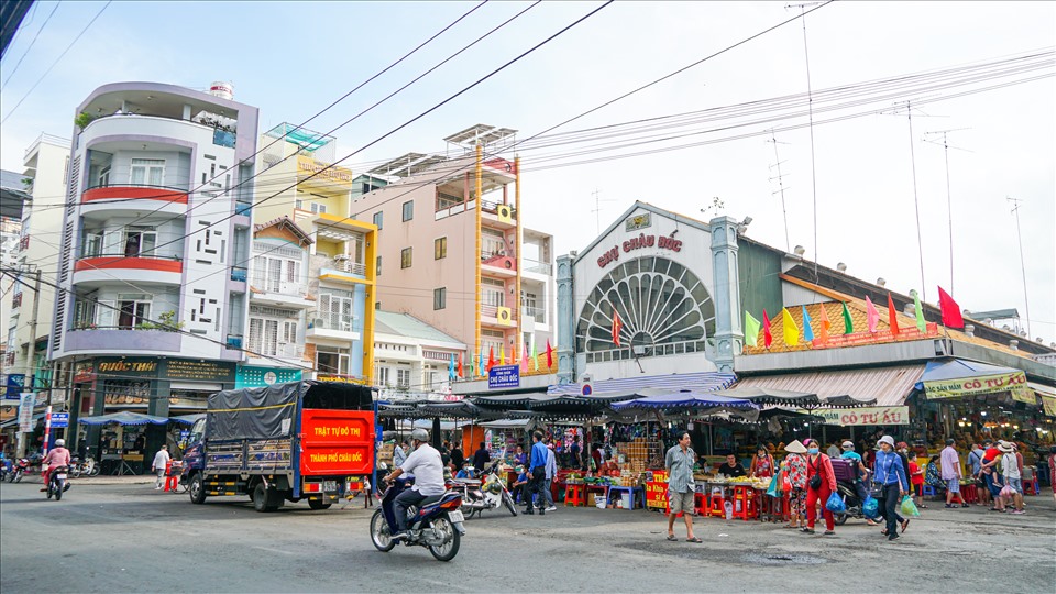 Tại phường Châu Phú A (Thành phố Châu Đốc), chợ Châu Đốc là trung tâm kinh doanh các mặt hàng mắm cùng thủy hải sản khô có quy mô lớn nhất miền Tây Nam Bộ.