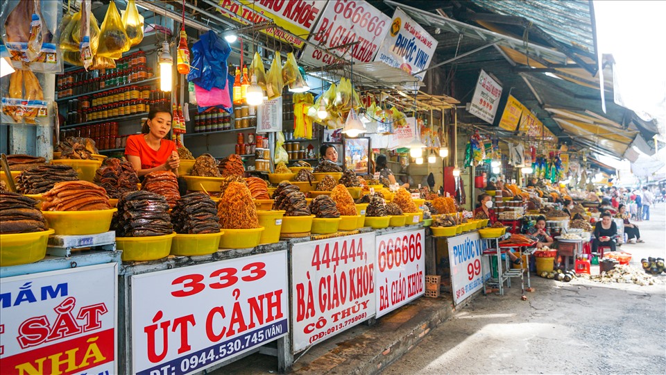 Chợ Châu Đốc còn có một tên khác, người dân địa phương quen dùng, là chợ Mắm. Phần lớn không gian trong chợ là những quầy hàng bán mắm rực rỡ sắc màu và nồng nàn hương vị đặc trưng.